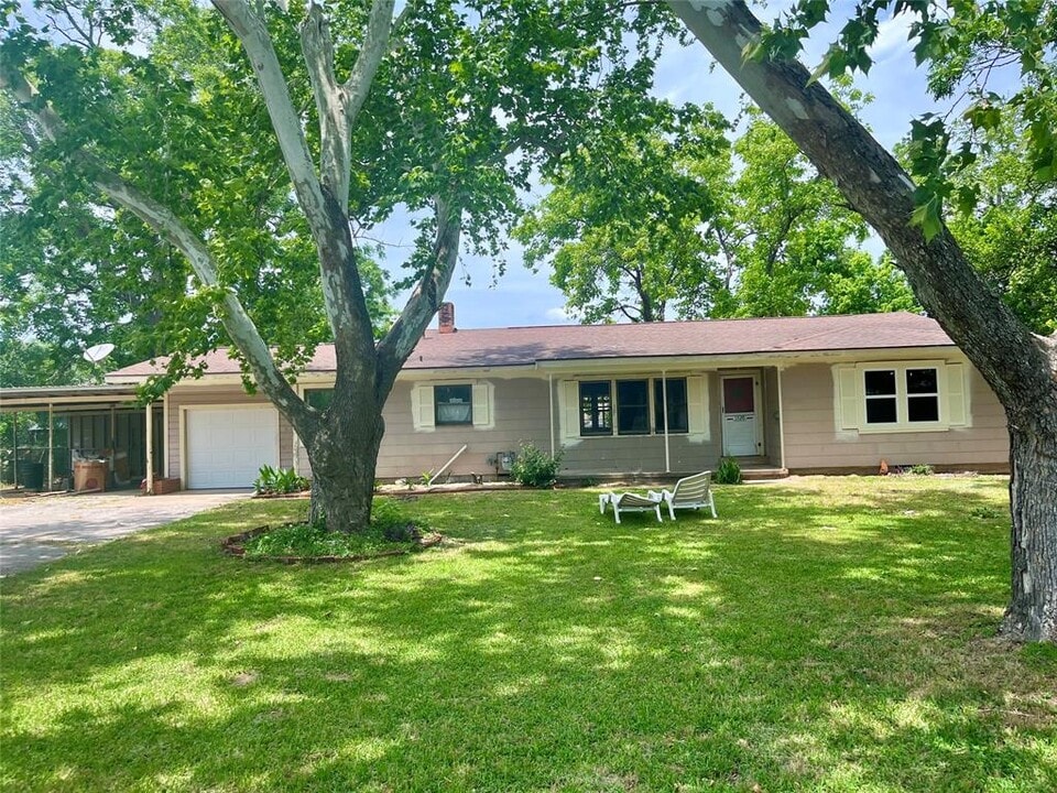 1320 Montezuma St in Columbus, TX - Foto de edificio