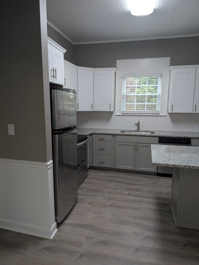 360 N Main St in Mount Holly, NC - Building Photo - Building Photo