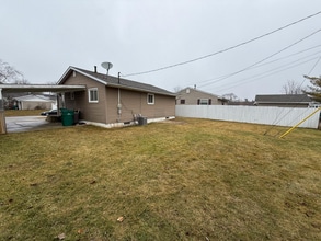 555 Kirkwood Dr in West Jefferson, OH - Building Photo - Building Photo