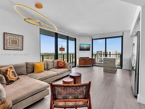 121 NE 34th St, Unit 2016 in Miami, FL - Building Photo - Building Photo