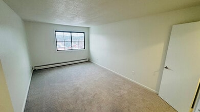 128 Mammoth Rd in Hooksett, NH - Foto de edificio - Building Photo