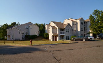 Griswold Hills in Newington, CT - Foto de edificio - Building Photo