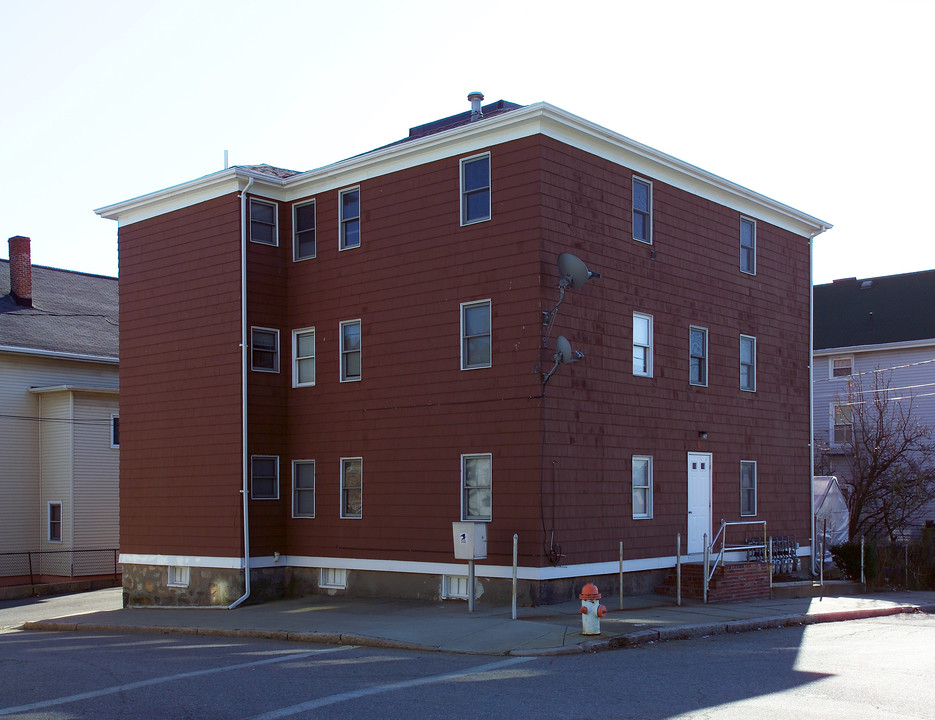 57 Ogrady St in Fall River, MA - Foto de edificio