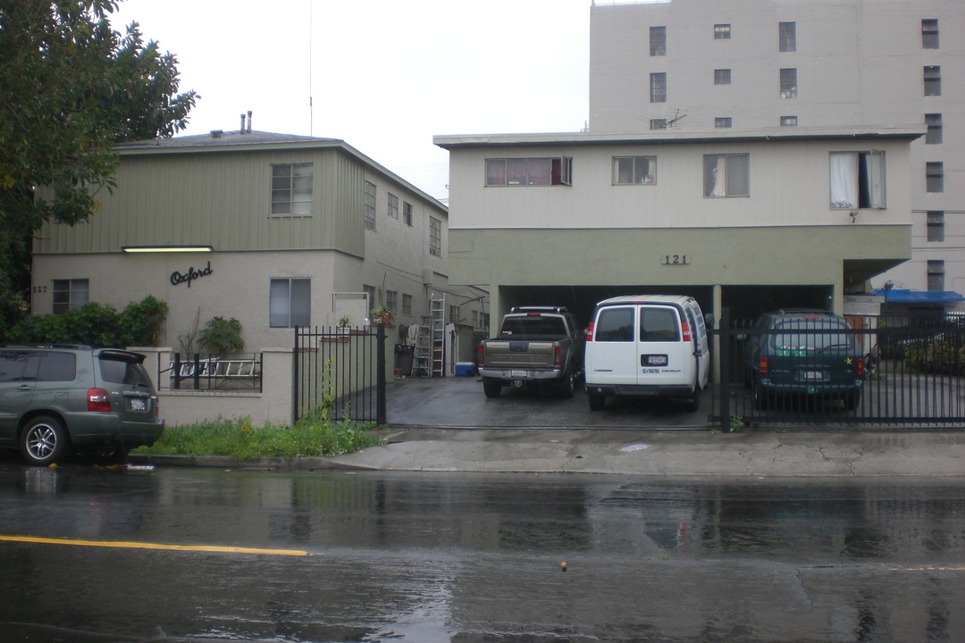 121 S Oxford Ave in Los Angeles, CA - Foto de edificio