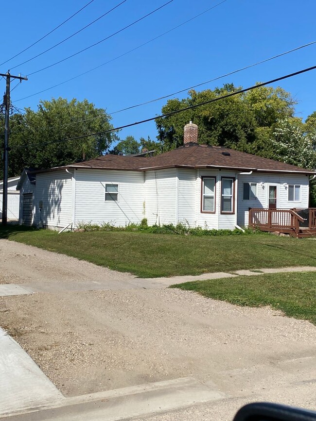 112 7th St NW in Jamestown, ND - Building Photo - Building Photo