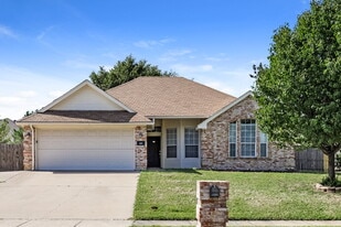 621 Pleasant Valley Dr in Burleson, TX - Building Photo