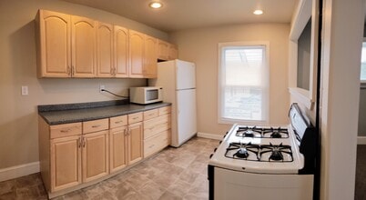 1851 N Pulaski St, Unit B in Milwaukee, WI - Foto de edificio - Building Photo