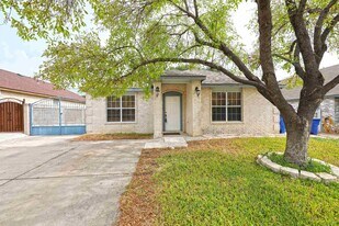 1815 Arctic Ct in Laredo, TX - Building Photo
