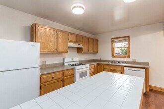 2037 Clinton Ave in Alameda, CA - Building Photo - Building Photo