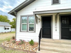 909 Bina St, Unit B in Bryan, TX - Building Photo