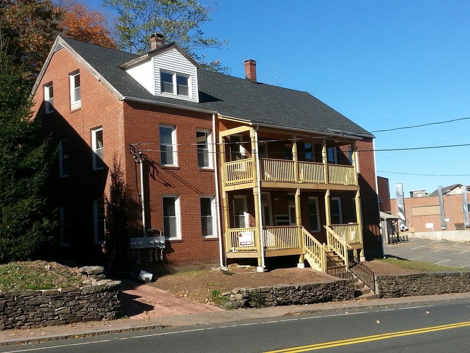 20 Grove St in Vernon, CT - Building Photo