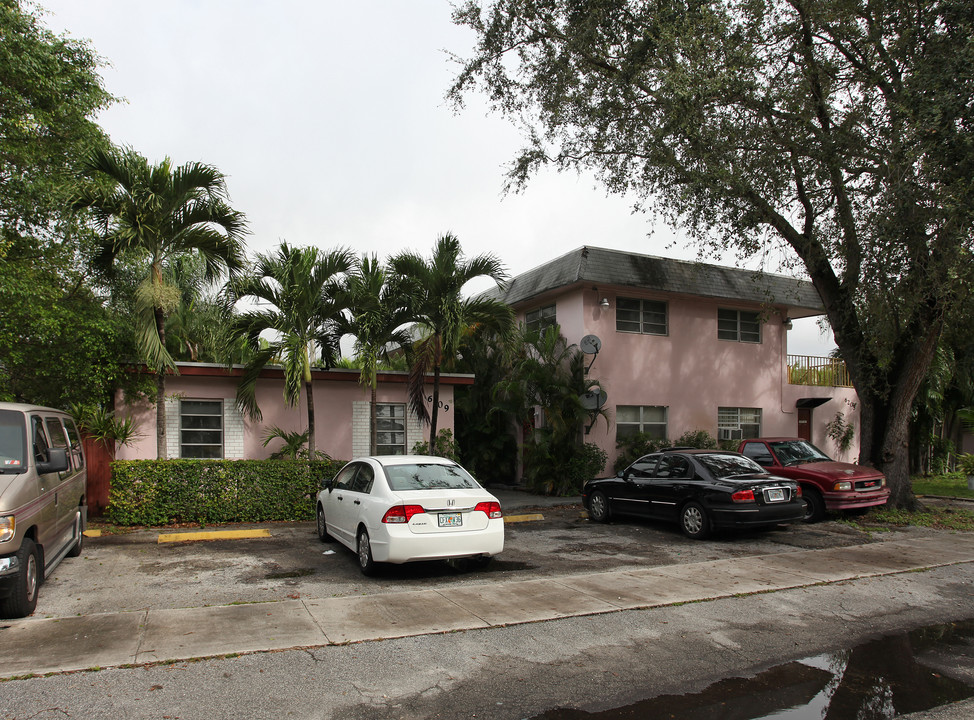 6201-6209 Polk St in Hollywood, FL - Building Photo