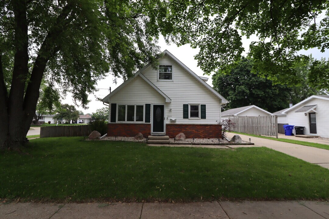 2223 E Lourdes Dr in Appleton, WI - Building Photo