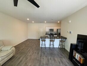 12748 Feathersong in Henderson, NV - Foto de edificio - Building Photo