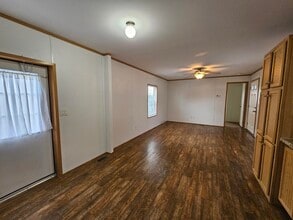 4 Parkview Dr in New Hartford, NY - Foto de edificio - Building Photo