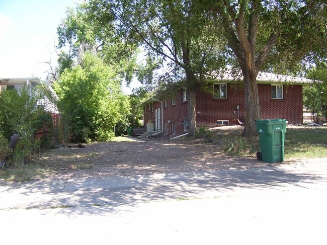 5665 W Ellsworth Ave, Unit A (Left Upper 3bd) in Lakewood, CO - Building Photo - Building Photo