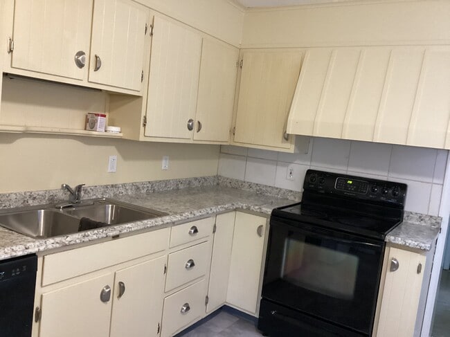 558 Walnut St in Coatesville, PA - Building Photo - Building Photo
