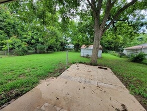 411 W Mansfield St in Brenham, TX - Building Photo - Building Photo