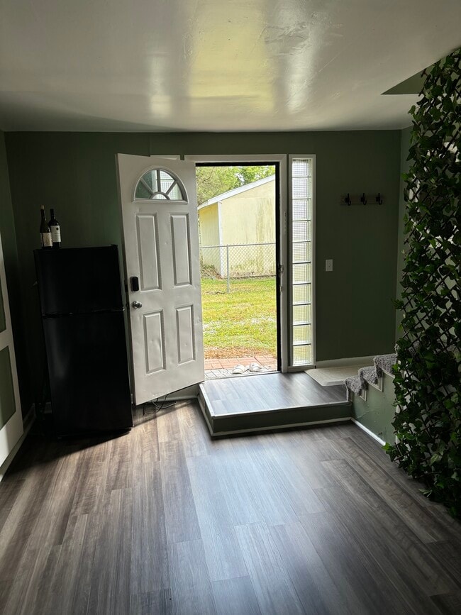 727 Madison St, Unit Back Apt. in Port Clinton, OH - Foto de edificio - Building Photo