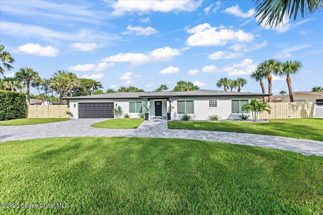 300 Oak St in Melbourne Beach, FL - Building Photo