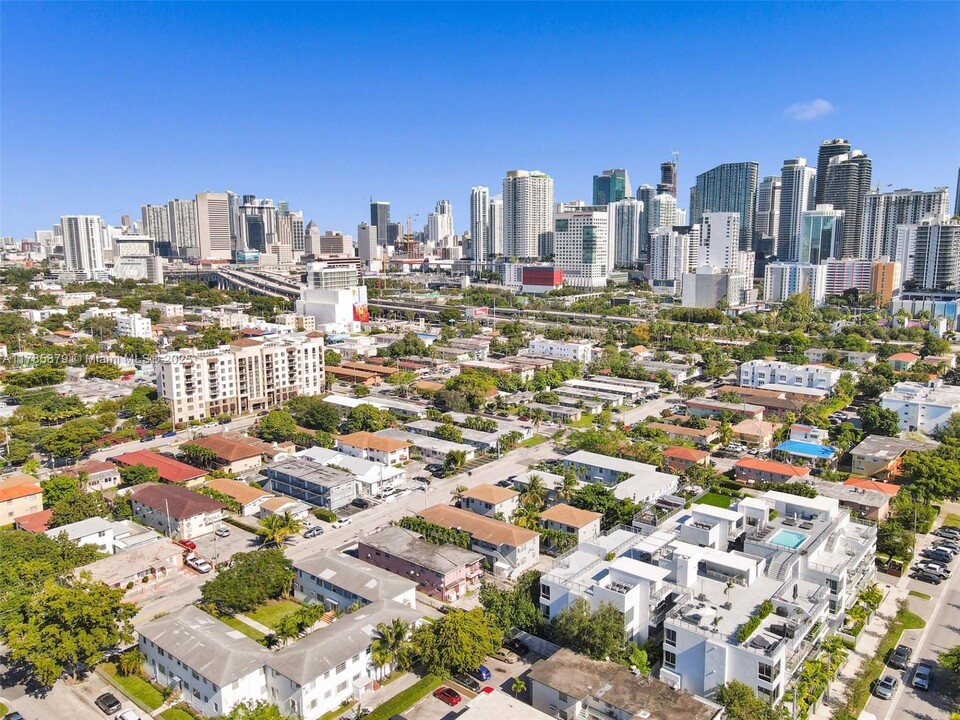 550 SW 10th St in Miami, FL - Foto de edificio