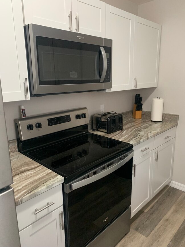 1937 Collier Ave in Ft. Myers, FL - Foto de edificio - Building Photo