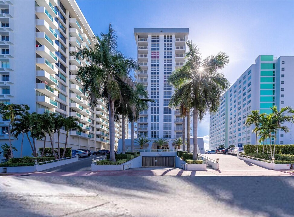 1228 West Ave, Unit 208 in Miami Beach, FL - Building Photo