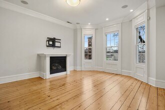 703 E 4th St, Unit 2 in Boston, MA - Foto de edificio - Building Photo