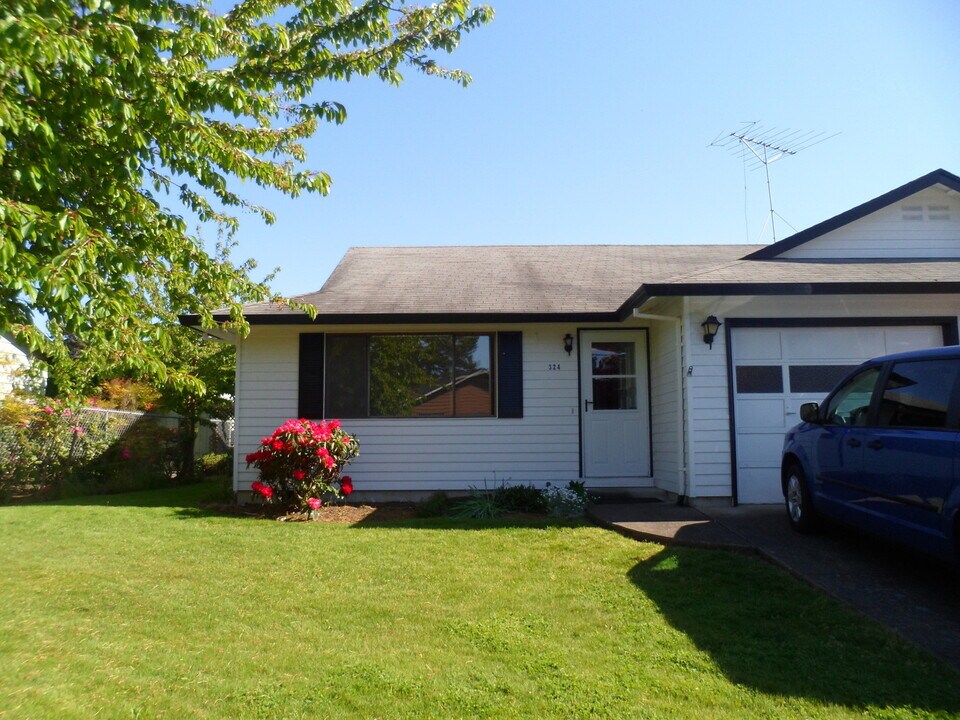 312 NE 24th St in McMinnville, OR - Building Photo