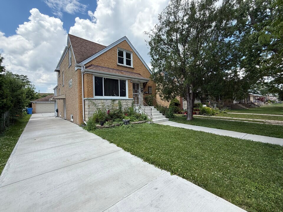 3030 N Oleander Ave in Chicago, IL - Building Photo