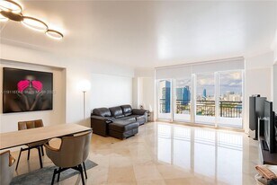 848 Brickell Key Dr, Unit 3904 in Miami, FL - Building Photo