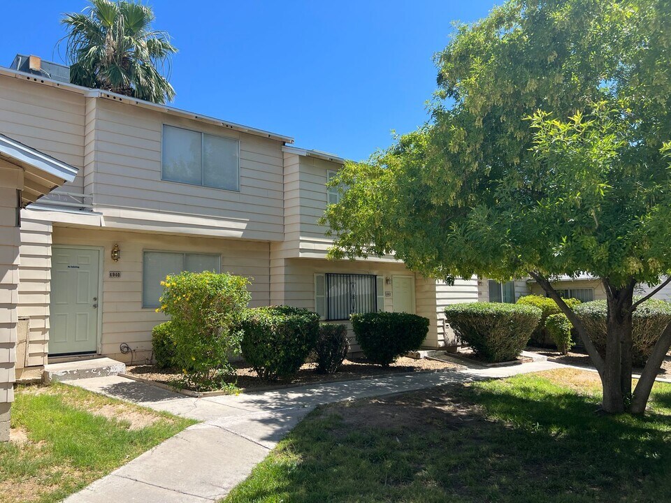 4940 Larkspur St in Las Vegas, NV - Foto de edificio