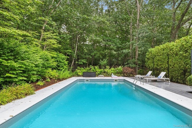 2723 Deerfield Rd in Sag Harbor, NY - Building Photo - Building Photo