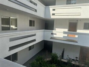 4415 Saugus Ave, Unit #407 in Sherman Oaks, CA - Building Photo - Building Photo