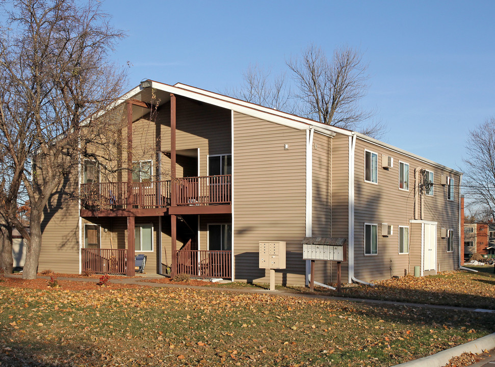 Cedar 8 Apartments in White Bear Lake, MN - Building Photo