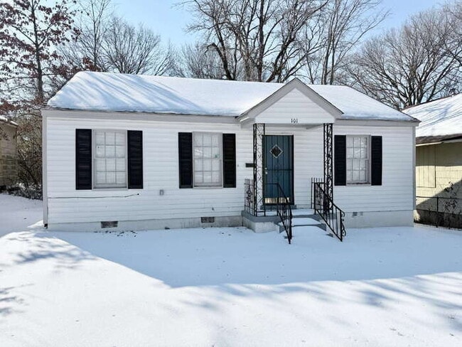 property at 101 E Davant Ave