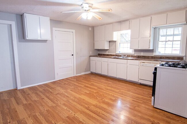 461 Buckner Ave photo'