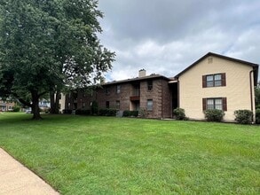 18 Foxhall, Unit 18C in Middlesex, NJ - Foto de edificio - Building Photo