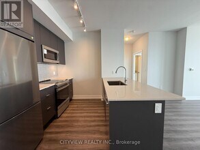 430 Square One Dr in Mississauga, ON - Building Photo - Building Photo