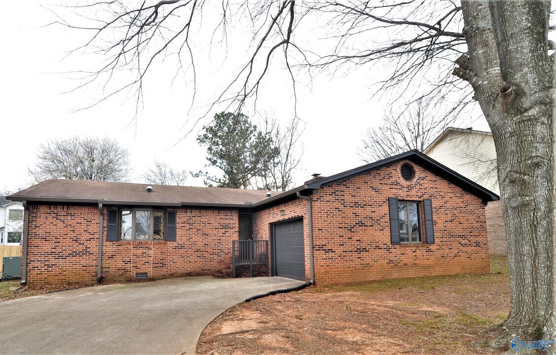 1071 Sandy Springs Rd NW in Huntsville, AL - Building Photo