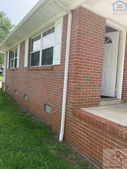 207 Bermuda Dr in McMinnville, TN - Building Photo