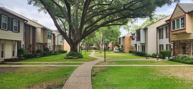 10320 Longmont Dr in Houston, TX - Building Photo - Building Photo