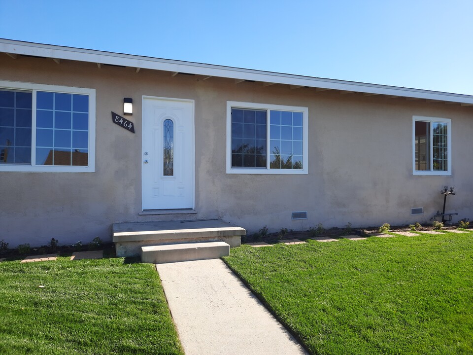 8464 Hazeltine Ave in Panorama City, CA - Building Photo