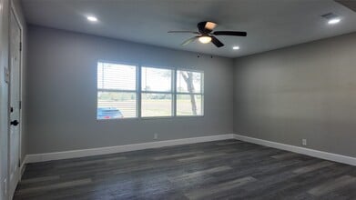 917 Temple Dr in Hitchcock, TX - Building Photo - Building Photo