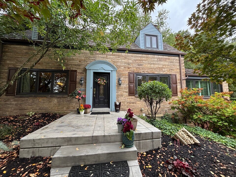 33 Woodland Dr in Pittsburgh, PA - Building Photo