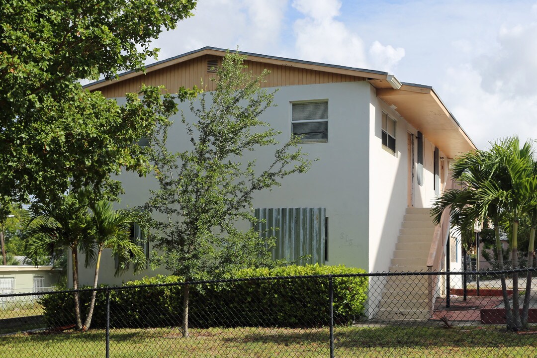 811-813 9th St in West Palm Beach, FL - Building Photo