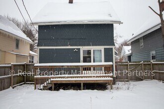 945 Crescent St NE in Grand Rapids, MI - Building Photo - Building Photo
