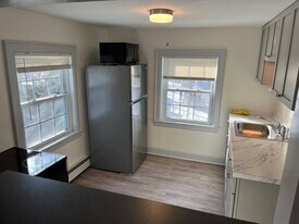 870 Woodbury Ave, Unit #2 in Portsmouth, NH - Building Photo