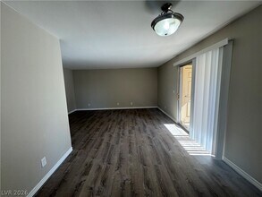 5471 Indian River Dr in Las Vegas, NV - Building Photo - Building Photo