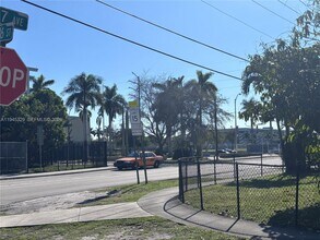 680 NE 136th St in North Miami, FL - Building Photo - Building Photo